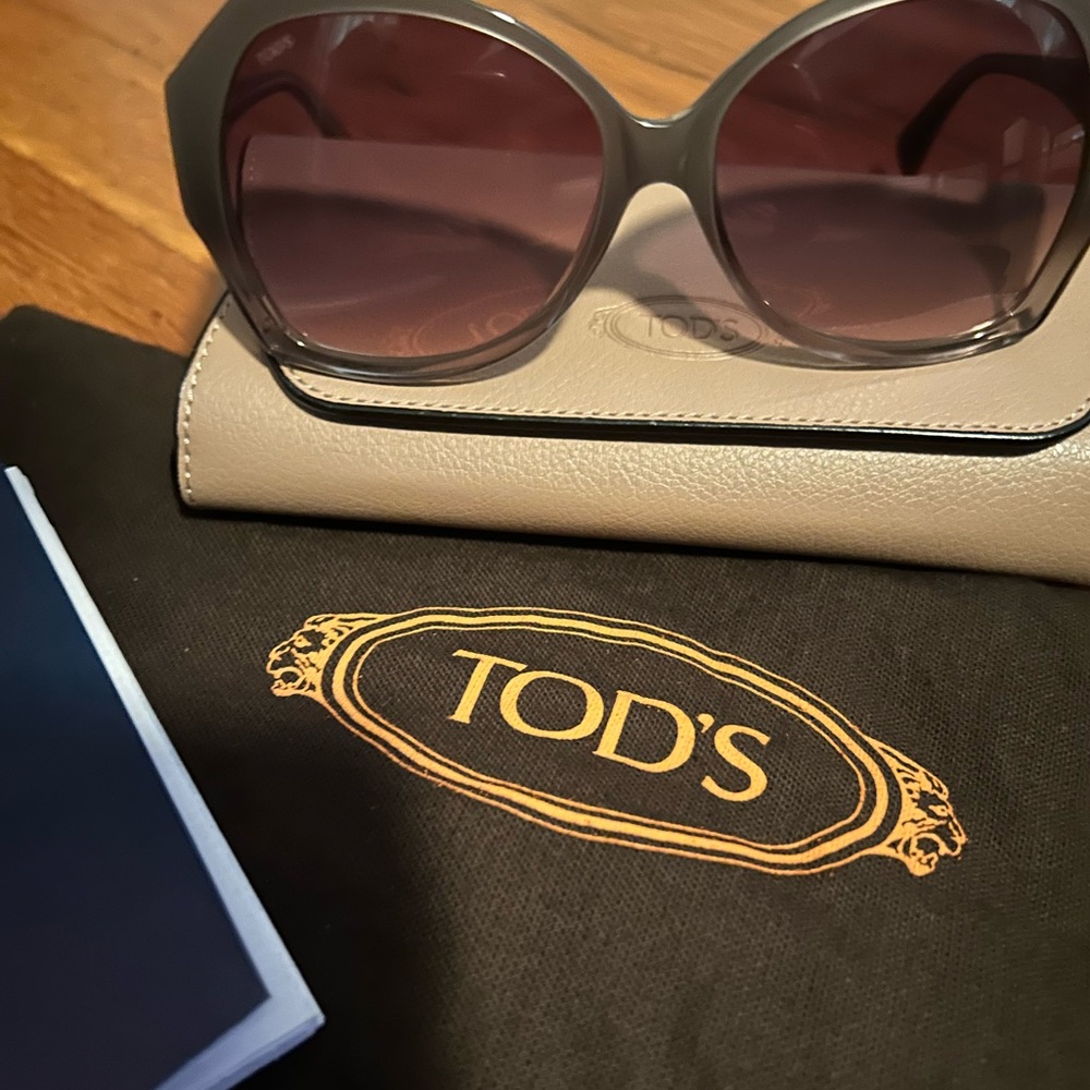 Authentic stylish,fun n beautiful Tod’s sunglasses c/w d bag n case, booklet ❤️
